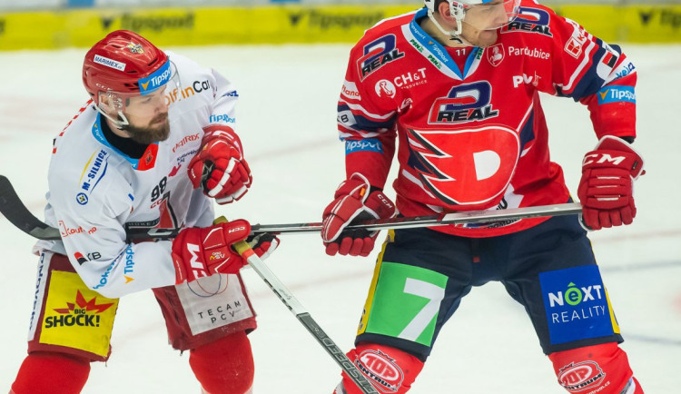 Hokejisté Pardubic vyhráli v Hradci 1:0 a mají ve čtvrtfinále mečbol