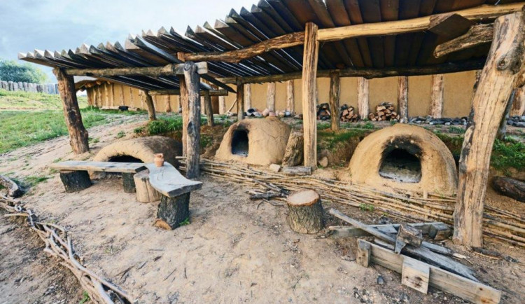 V Archeoparku pravěku Všestary na Hradecku vzniká replika neolitické studny
