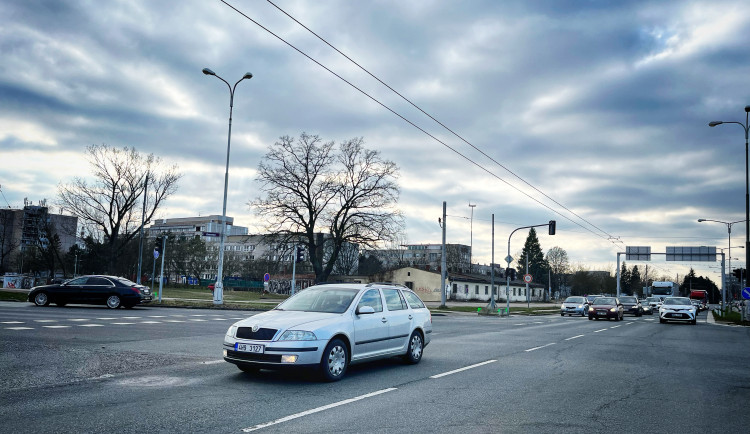 Silničáři na Miletě asfaltují, mění semafory a značky