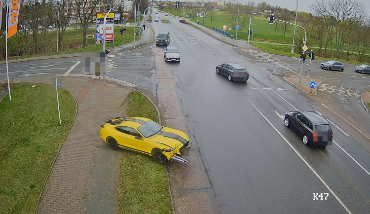 VIDEO: Splašeného Mustanga v Hradci Králové řídil člověk pod vlivem a bez papírů