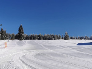 V Krkonoších vrcholí lyžařská sezóna, po Velikonocích prkna a lyže uklidíme