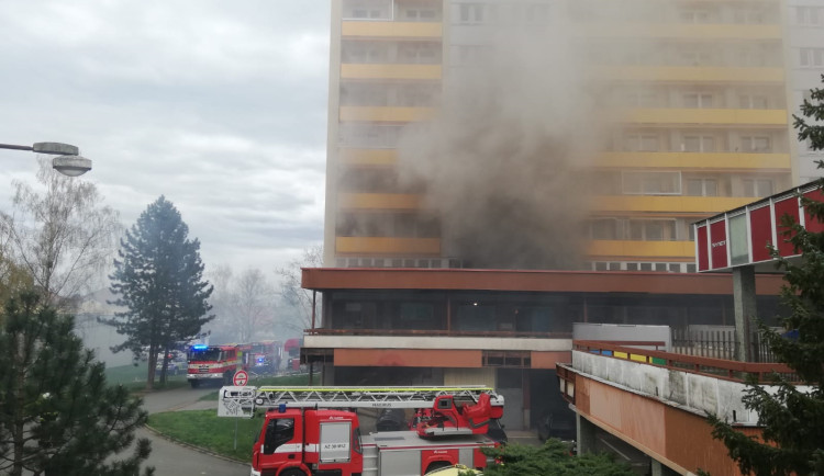 V Hradci Králové hořel byt v panelovém domě. Několik lidí se zranilo