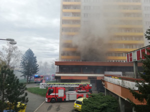 V Hradci Králové hořel byt v panelovém domě. Několik lidí se zranilo