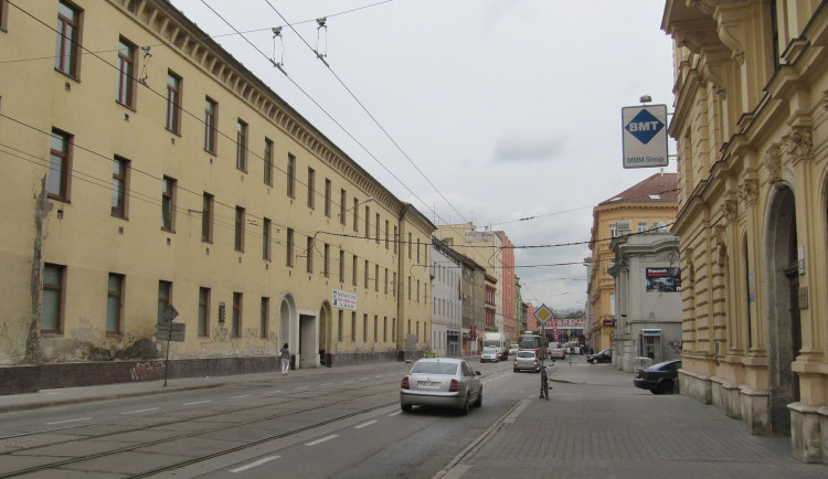 Bosá žena na pervitinu pobíhala po Brně s ukradenými obrazy. Strážníkům rýmovala své osobní údaje