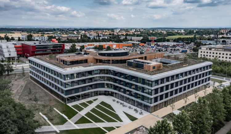 Česká pošta přesunula v Hradci Králové pobočku z centra do budovy ČSOB