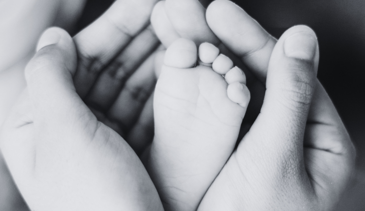 Ve Hradci Králové umřelo malé dítě s černým kašlem. Stav komplikovaly další infekce