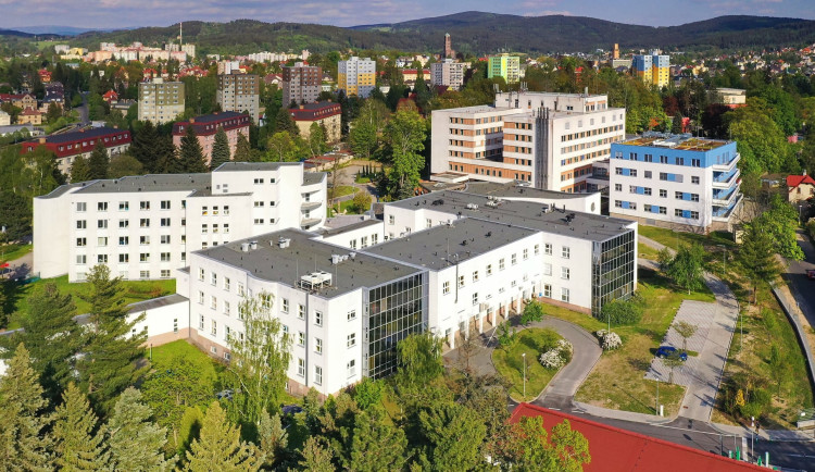 Kvůli výkopovým pracím bude zhoršený průchod i průjezd v okolí jablonecké nemocnice