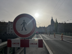 Řidiči i přes zákaz projíždí hradecký Pražský most