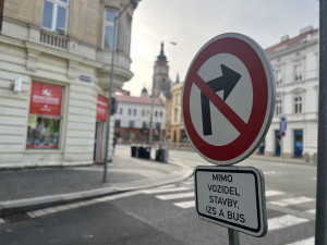 Řidiči i přes zákaz projíždí hradecký Pražský most