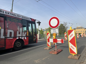 Řidiči i přes zákaz projíždí hradecký Pražský most