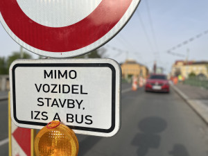 Řidiči i přes zákaz projíždí hradecký Pražský most