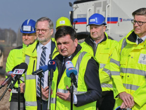 O investicích do krajské silniční a železniční sítě s hejtmanem v Královéhradeckého kraje