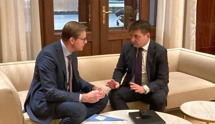 O investicích do krajské silniční a železniční sítě s hejtmanem v Královéhradeckého kraje