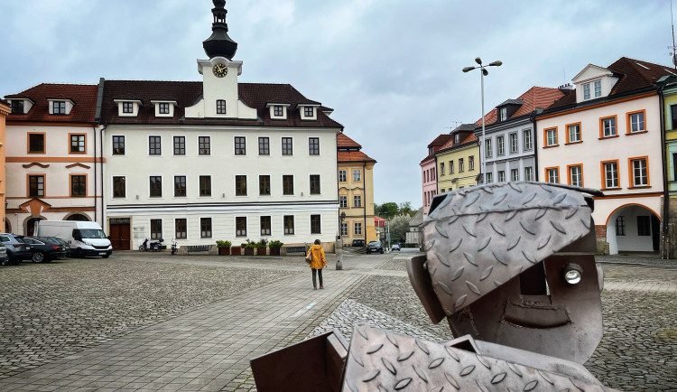 Malé náměstí v Hradci Králové dnes ožije Sousedáním