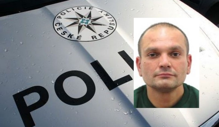 Vězeň uprchl z pracoviště. Ujel s polepeným ukradeným autem