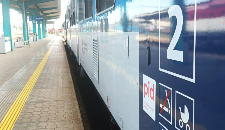 Mezi Chlumcem a Ostroměří nahradí vlaky téměř na měsíc autobusy