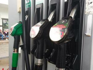 Benzín na krajských pumpách zdražil za týden téměř o korunu