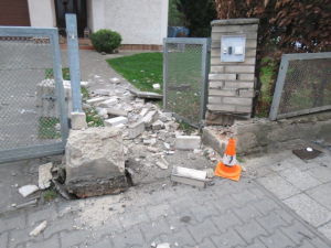 Řidič se v Lázních Bělohrad nevěnoval řízení, naboural vrata i cizí auto