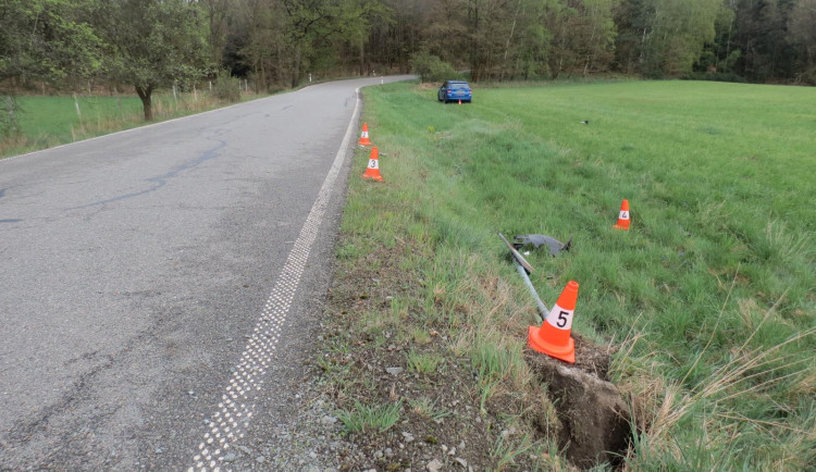 Kvůli hmyzu přerazil značku a skončil v poli vedle silnice. Věnujte se řízení, vyzývá policie