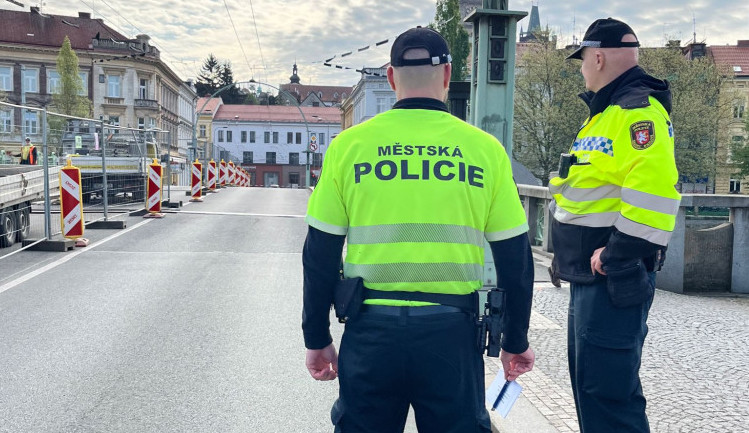 Za týden uzavírky Pražského mostu řešila policie 142 nerespektování zákazu vjezdu