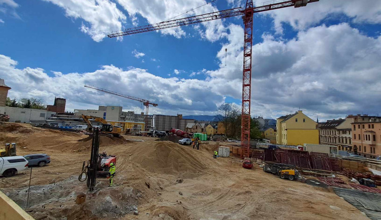 Stavba Centra urgentní medicíny v nemocnici postoupila. Objevují se obrysy parkovacího domu