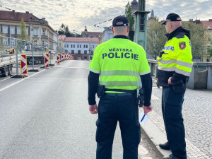 Za týden uzavírky Pražského mostu řešila policie 142 nerespektování zákazu vjezdu