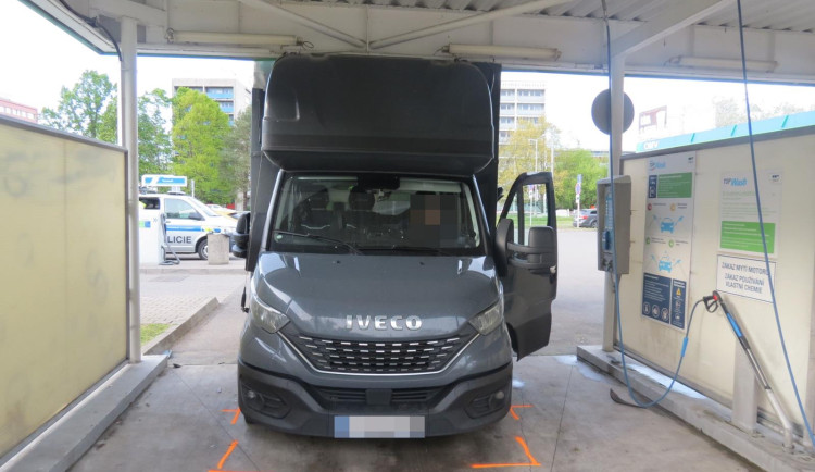 Řidič dodávky se zasekl pod střechou mycího boxu na hradecké čerpací stanici