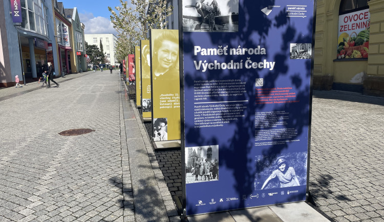 Na pěší zóně v Trutnově se objevily výstavní panely s historickými záběry