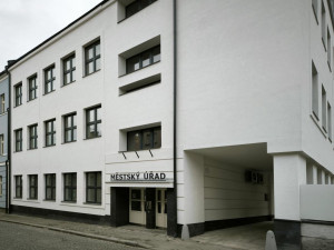 Dvůr Králové dokončil opravu bývalé ZŠ Komenského. Změnila se v administrativní budovu úřadu