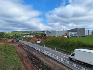 Silničáři pokračují ve stavbě nového kruhového objezdu u Hořic. Z obchvatu zbyl jen úzký pruh
