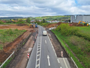 Silničáři pokračují ve stavbě nového kruhového objezdu u Hořic. Z obchvatu zbyl jen úzký pruh