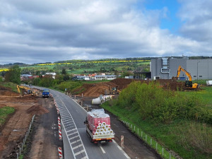 Silničáři pokračují ve stavbě nového kruhového objezdu u Hořic. Z obchvatu zbyl jen úzký pruh