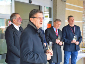 Pamětní deska ve Fakultní nemocnici Hradec Králové připomíná lékaře Lea Steinharta