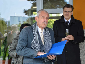 Pamětní deska ve Fakultní nemocnici Hradec Králové připomíná lékaře Lea Steinharta