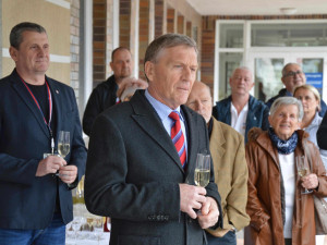 Pamětní deska ve Fakultní nemocnici Hradec Králové připomíná lékaře Lea Steinharta