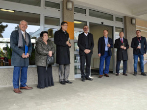 Pamětní deska ve Fakultní nemocnici Hradec Králové připomíná lékaře Lea Steinharta