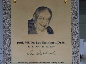 Pamětní deska ve Fakultní nemocnici Hradec Králové připomíná lékaře Lea Steinharta