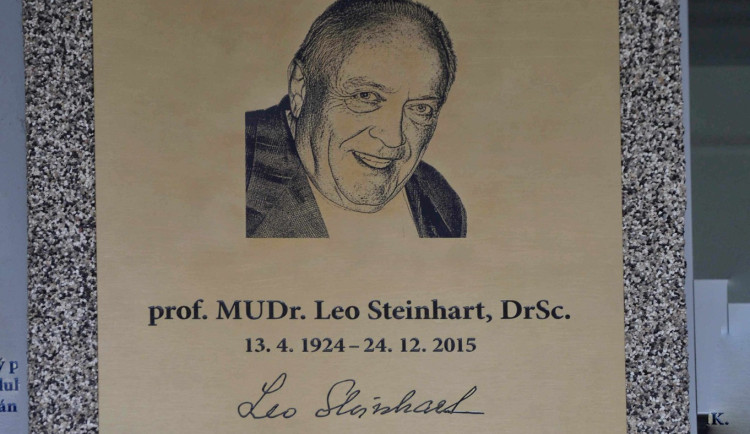 Pamětní deska ve Fakultní nemocnici Hradec Králové připomíná lékaře Lea Steinharta