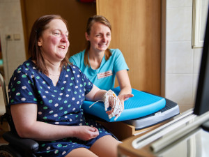 Poslední den sbírky. Pomozte budovat naději pro lidi s roztroušenou sklerózou v hradeckém kraji