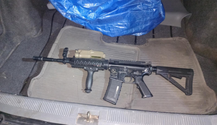 Dramatická honička v Dobrušce. Řidič Octavie chtěl ujet policistům. V autě měl zbraň i drogy