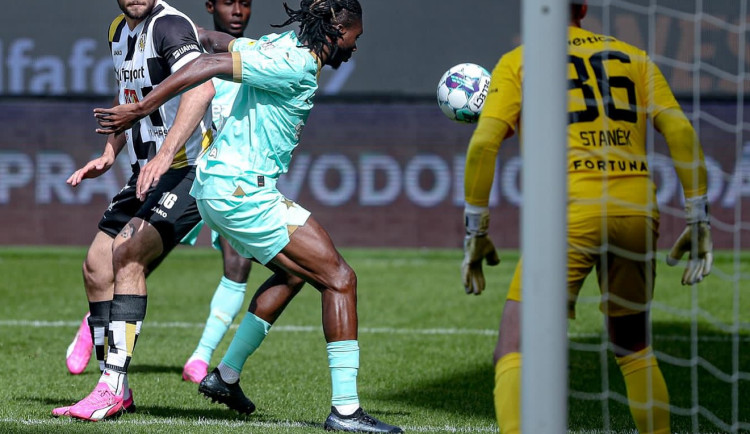 Slavia rozhodla v Hradci Králové před přestávkou. Trpišovský vylepšil rekord