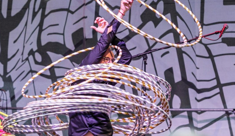 Několikanásobný rekordman v točení s obručemi Patrik Jandejsek, chce pokořit číslo 75