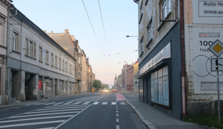 Zblokoval trolejbus a odjel. Policie hledá řidiče stříbrného auta