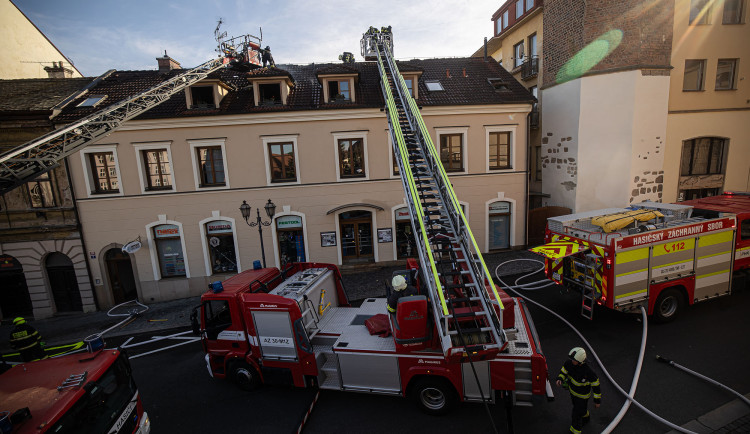 FOTO: V historickém centru Hradce Králové hořelo v podkroví domu. Jeden hasič se zranil