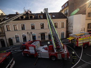 FOTO: V historickém centru Hradce Králové hořelo v podkroví domu. Jeden hasič se zranil