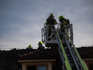 FOTO: V historickém centru Hradce Králové hořelo v podkroví domu. Jeden hasič se zranil
