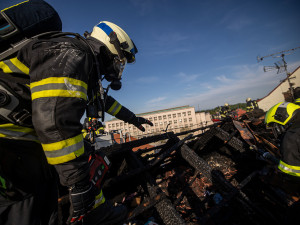FOTO: V historickém centru Hradce Králové hořelo v podkroví domu. Jeden hasič se zranil