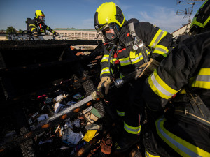 FOTO: V historickém centru Hradce Králové hořelo v podkroví domu. Jeden hasič se zranil