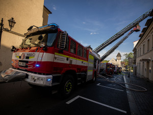 FOTO: V historickém centru Hradce Králové hořelo v podkroví domu. Jeden hasič se zranil