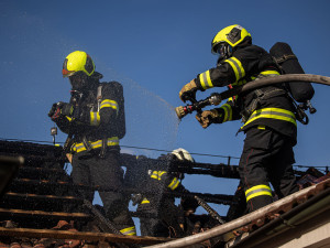 FOTO: V historickém centru Hradce Králové hořelo v podkroví domu. Jeden hasič se zranil